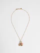 Collar de cadena fina dorada con un conjunto de dijes colgantes que incluyen un sol, una piedra gris y detalles en color rosa.