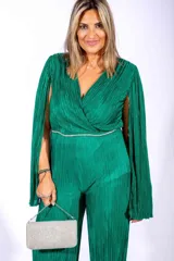 Mono largo plisado color verde con escote cruzado, mangas largas con abertura y cinto fino con strass.