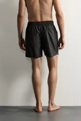 Short de baño negro de tejido técnico, con cintura elástica ajustable con cordón, bolsillos laterales y forro interior, perteneciente a la colección especial Aaron Levine x Zara.