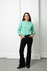 Jean oxford de tiro alto, confeccionado en denim elastizado color azul oscuro, con corte ajustado en la parte superior y botamanga acampanada.