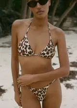 Braga de bikini con estampado animal print de leopardo, estilo brasileña, con cierre de lazo lateral y forro interior.