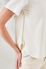 Remera azul de algodón peinado, corte recto, mangas cortas y detalle de vainillas laterales.