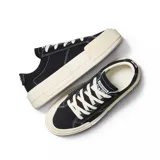 Zapatillas urbanas Converse Chuck Taylor All Star Cruise, color negro con suela de plataforma color hueso y cordones blancos.