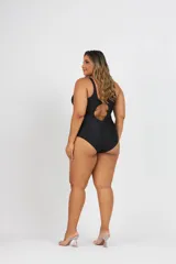 Malla enteriza de lycra color verde militar, con breteles finos y escote en V.