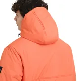 Campera tipo anorak O'Neill modelo Adelmo, color naranja. Presenta diseño de medio cierre frontal, capucha ajustable con cordones, bolsillo frontal tipo canguro con solapa y cierre de velcro, y puños ajustables con velcro.