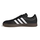 Championes Adidas VL Court Base de hombre, color negro con detalles en blanco y suela marrón. Presentan las tres tiras laterales características de la marca.