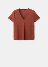 Camiseta de lino color marrón rojizo, con cuello en V y mangas cortas.