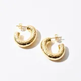 Aros tipo argolla gruesa color dorado con textura martillada.