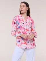 Blusa de gasa estampada Zac & Rachel, con cuello a la base, escote en V con botones frontales y manga larga de largo regulable.