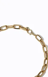 Collar dorado de eslabones anchos con acabado pulido y cierre ajustable.