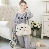 Conjunto de pijama de dos piezas confeccionado en tela de plush suave y abrigada. Incluye una remera de manga larga con diseño estampado de Totoro y pantalón largo a juego con puños en contraste.