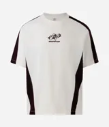 Remera de corte boxy color blanco off-white, con recortes laterales y en las mangas en color bordó. Presenta cuello redondo, mangas cortas y una estampa frontal centrada con el gráfico y la inscripción Overdrive.