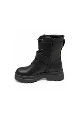 Borcego de caña media color negro, con suela chunky, taco ancho y tres tiras con hebillas metálicas en el lateral externo. Cuenta con cordones y cierre lateral.