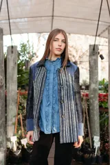 Tapado midi con diseño de combinación de texturas, presenta paneles frontales a rayas verticales en tonos azul, blanco y negro, con detalles en gamuza azul en hombros y puños. Incluye cierre frontal con botones grandes y cuello clásico.
