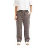 Pantalon tipo jogger color marrón, con cintura elástica ajustable mediante cordón y bolsillos laterales. Presenta un pequeño detalle estampado vertical en el lateral del muslo.
