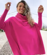 Poleron de punto fucsia con diseño mega oversize, cuello caído tipo polera y mangas largas ajustadas.