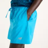 Short deportivo New Balance modelo Sport Essentials 5", color celeste, con bolsillos laterales y cintura elástica con cordón ajustable.
