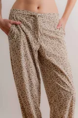 Pantalón de corte relajado con estampado de cuadros escoceses en tonos azul, verde y bordó. Presenta cintura elástica en la parte posterior, cordón de ajuste frontal y terminación en el ruedo con detalle de frunce ajustable.