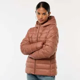 Campera puffer color marrón con capucha, cierre frontal con cremallera y bolsillos laterales.