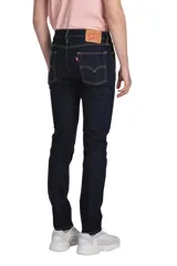 Jean de corte skinny en color azul oscuro, con diseño clásico de cinco bolsillos, cierre de botón y cremallera, y costuras en contraste.