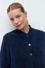 Campera tipo bomber de tejido acanalado en color azul marino, con cuello redondo, cierre frontal con botones a presión y puños elásticos.