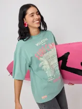 Remera blanca de algodón con estampado frontal de estilo playero con texto en color coral y azul.