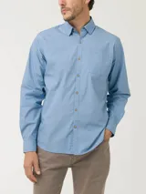 Camisa celeste de manga larga RKF Galiton, confeccionada en popelina 100% algodón orgánico. Cuenta con botones de madera, mangas ajustables, bolsillo de pecho con logo bordado y protección UPF +20.