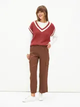 Pantalón cargo de corte recto y tiro medio, color marrón, con bolsillos laterales con solapa y cierre frontal con botón y cremallera.