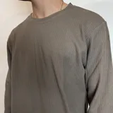 Buzo negro de micropanal con cuello redondo y mangas largas.