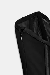 Top corsetero semitransparente con escote palabra de honor, detalle de varillas interiores y bajo asimétrico. Cuenta con cierre lateral con cremallera oculta.