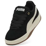 Championes Puma modelo Park Luna SD, de estilo urbano con capellada de gamuza negra y detalles en color arena. Presenta la icónica franja lateral de la marca en contraste, entresuela de goma y suela de caucho color caramelo.