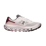 Championes On Cloudvista 3 de running y trail, color beige con detalles en bordó, gris y negro. Cuentan con tecnología CloudTec y amortiguación Helion en la suela.