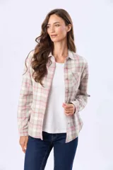 Camisa de viyela a cuadros con cuello camisero, cierre frontal con botones y bolsillo en el pecho. Presenta un diseño de manga larga con puños abotonados y textura suave.