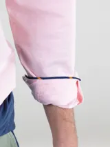 Camisa celeste de corte clásico, con cuello abotonado, manga larga y logo bordado en el pecho.