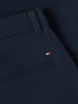 Short de vestir azul marino, con bolsillos laterales y traseros. Tiene cierre frontal con botón y cremallera, y trabillas para cinturón.