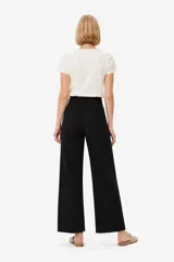 Pantalón jean blanco de corte ancho, tiro alto y diseño liso.