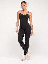 Monopieza deportivo negro con breteles finos, espalda escotada con detalle cruzado y diseño largo hasta los tobillos, confeccionado en poliamida de alta performance.