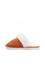 Pantuflas de estar por casa color arena, con exterior de textura gamuzada y detalle de piel sintética blanca en el borde superior.