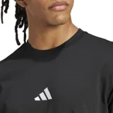 Remera Adidas de corte regular y cuello redondo, confeccionada en tejido de punto jersey de algodón. Presenta un diseño minimalista en color negro con el logo de las 3 Barras bordado en el centro del pecho.