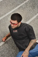 Remera negra de algodón premium con cuello redondo y mangas cortas. Estampado frontal con tres hongos rojos y blancos.