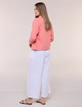 Camperita de lino liviana, marca Dash, con estampado botánico de hojas en tonos azules, verdes y tostados sobre base blanca. Presenta cierre frontal con botones, cuello clásico y bolsillos aplicados en el pecho.