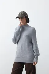 Gorro tipo cap con visera, confeccionado en tela con estampado animal print de leopardo.