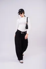 Body de mangas largas en color blanco, con cuello elevado y diseño ajustado al cuerpo.