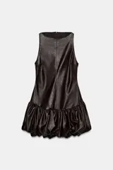 Vestido corto de efecto piel con cuello barco y diseño sin mangas. Presenta un bajo abullonado con elástico interior y cierre de cremallera en la espalda.