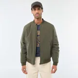 Campera estilo bomber color verde militar, con cierre frontal, cuello, puños y ruedo de tejido elástico acanalado. Presenta un bolsillo con cierre en la manga izquierda.