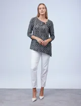 Blusa de seda fría texturada, marca Ruby Rd. Cuello a la base con aplique de aro metálico y terminación de ruedo asimétrico.