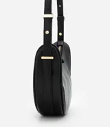 Bolso baguette en formato media luna, con correa de hombro ajustable mediante detalles metálicos y cierre superior por cremallera. Diseño minimalista con acabado liso.