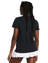 Remera deportiva negra de corte clásico con cuello redondo y logo Under Armour estampado en el pecho.