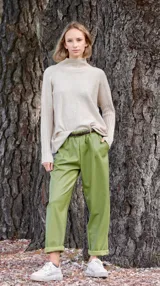 Pantalón babucha color verde oliva de cuerina con bolsillos laterales y cintura elastizada con cinturón fino marrón.