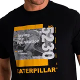 Remera de algodón color negro, de manga corta y cuello redondo. Presenta un diseño gráfico estampado en el pecho con el nombre de la marca Caterpillar, el número 5230 y motivos industriales. Incluye una etiqueta pequeña con el logo en el dobladillo.